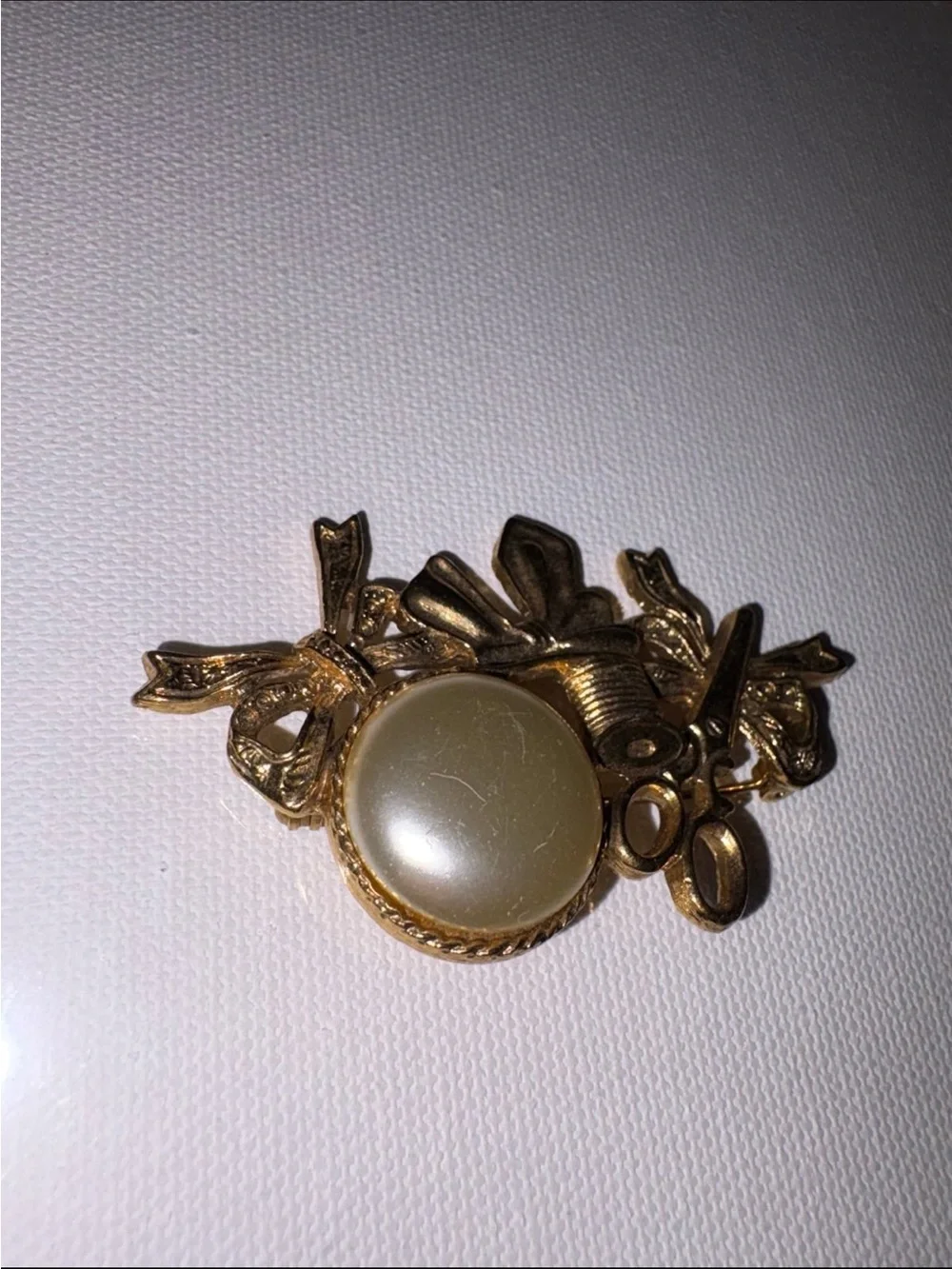 Vintage Sewing Notion pin gold tone pearl Brooch seamstress Scissors